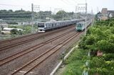 常磐線の取手以南は快速線（左側2線）と緩行線（右側2線）で構成される複々線。土浦方面に直通する交直両用電車に加え取手までの直流電車が高頻度運行されている（筆者撮影）