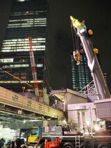 渋谷の夜空にそびえるクレーン＝2023年1月7日1時20分（記者撮影）