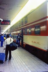 杭州駅に停車する無錫行きY列車。客車は25B型の2階建て軟座車SRZ25Bだ＝1998年1月（筆者撮影）