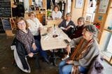 その日居合わせたヨガ仲間のマダム５人グループ。「５人でウェルネス・ランチをしよう」と、常連の1人が皆を誘ったそうだ。奥は接客係のアナイス（筆者撮影）