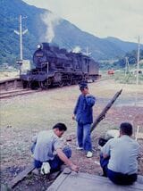 8620形の添乗取材　終点の勝原駅で折り返しまで一服　越美北線　1972年8月（撮影：南正時）