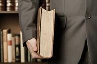 資格を取ると貧乏になる？驚愕の資格地獄 弁護士、公認会計士が、まさかの貧乏まっしぐら