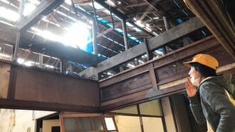 屋根が落ちた廃墟