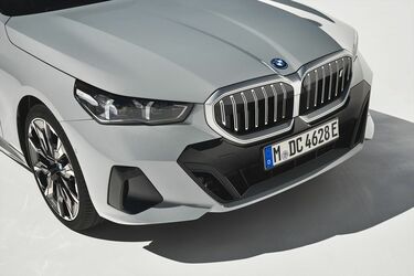 BMW｢新型5シリーズ｣が7より3に似ているワケ 初の5m超えボディも3と共通するデザイン | 森口将之の自動車デザイン考 | 東洋経済オンライン