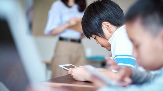 授業でタブレットを見る子どもの様子