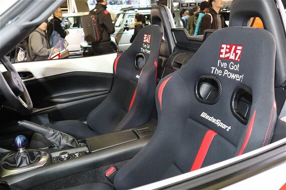 ヨシムラとウェッズ、さらにブリッドのトリプルコラボと贅沢なスポーツシート