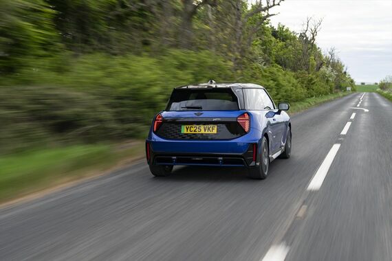 ミニJCW Eの一充電走行距離は421km、JCWエースマンEは403km(写真:MINI)