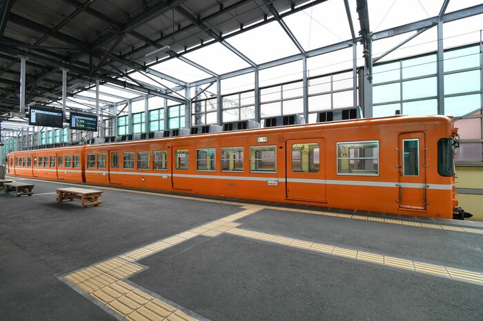 2100系のサイドビュー。初期導入車は3扉のままだ