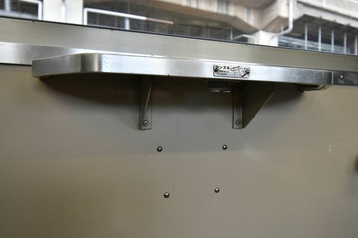 窓際のテーブルと栓抜き。下に見えるビスは