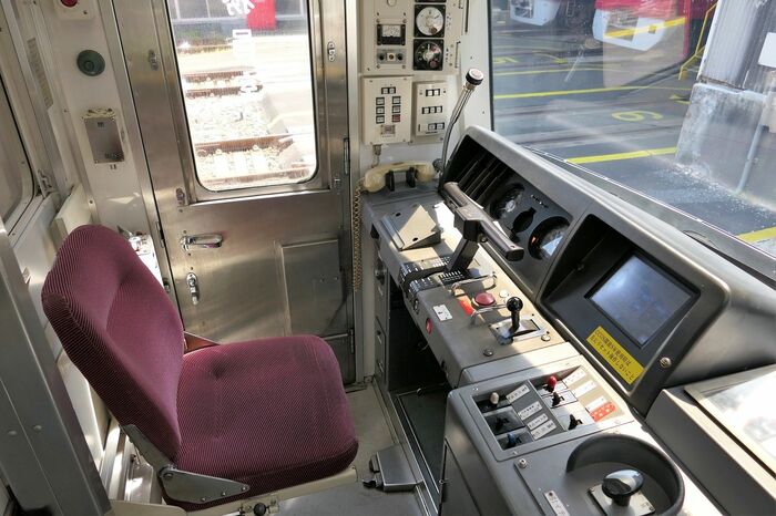浦賀方（下り方面）の運転席