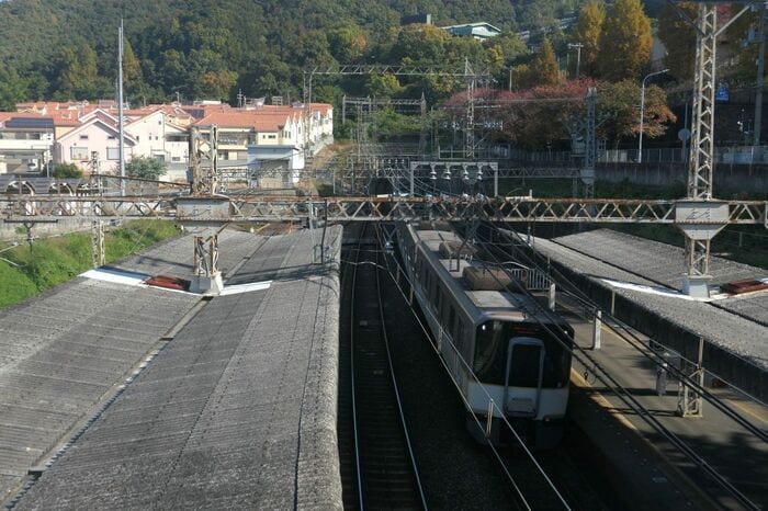 石切駅から見た生駒トンネル方面