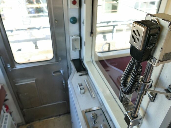 車掌が使う車内放送用のマイク