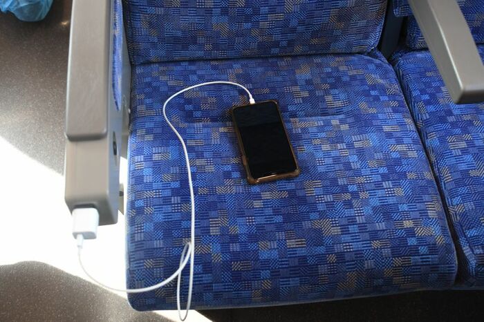 座席はコンセント付き