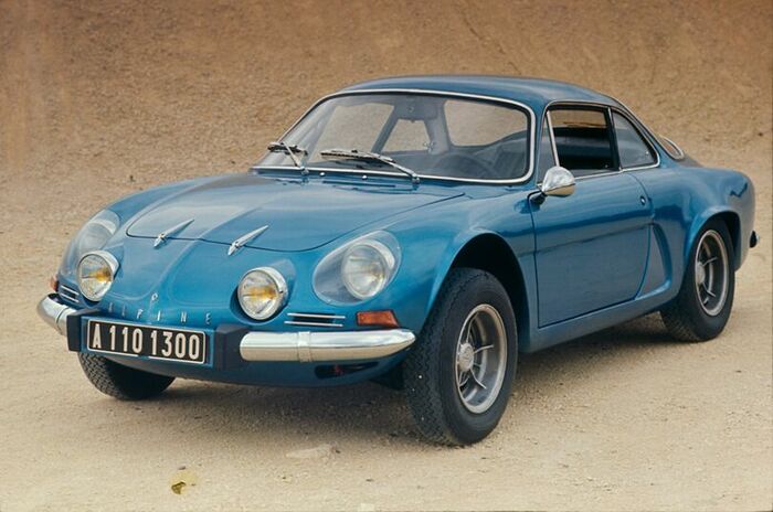 アルピーヌA110はリアエンジンのためノーズが薄い
