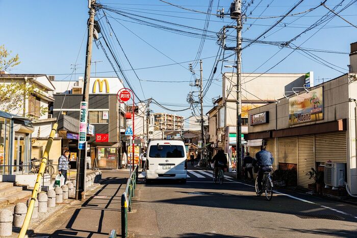 牛田駅前。この細い道を挟んで左に牛田駅、