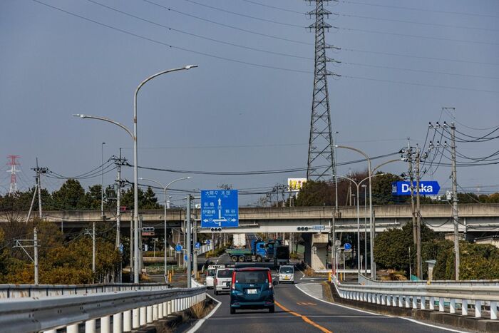 世良田駅近くの県道。奥に見える高架は国道。