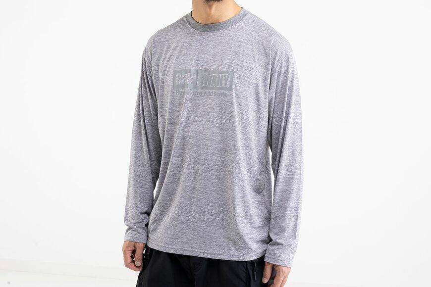 グレーの長袖インナー