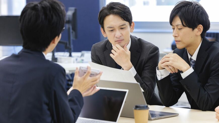 ミーティングするビジネスマン