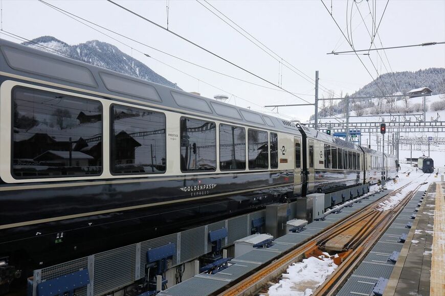 軌間を狭軌へ変換中の列車。作動音は控えめで静か（撮影：橋爪智之）