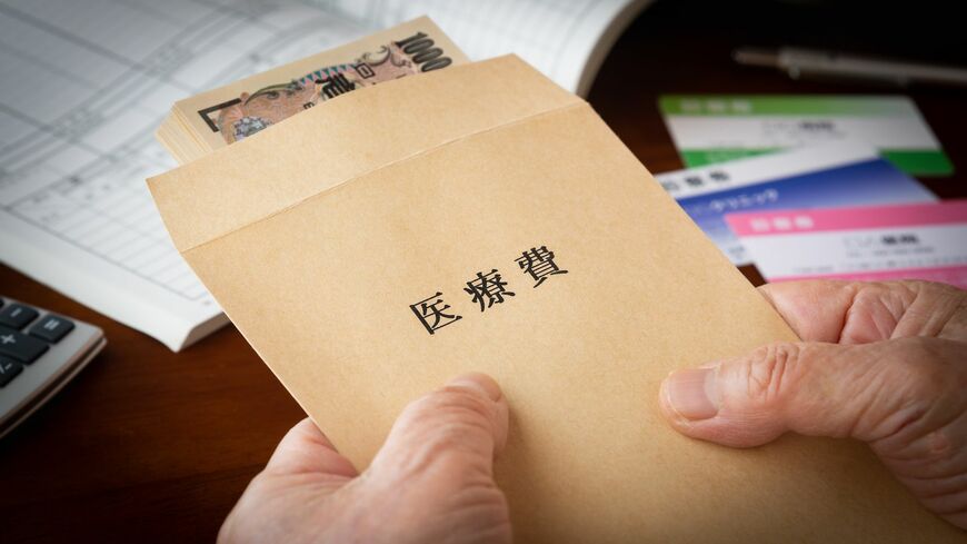 病気の治療にかかる値段を知っていますか？ （写真：CORA／PIXTA）