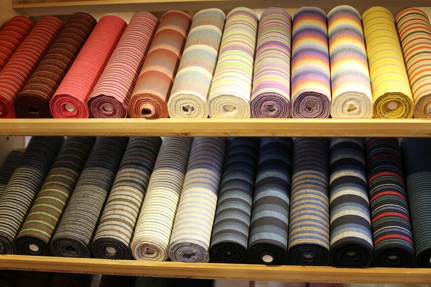 素朴な縦縞が特徴の遠州綿紬。かつては農民のもんぺ用に使われていた（写真：筆者撮影）