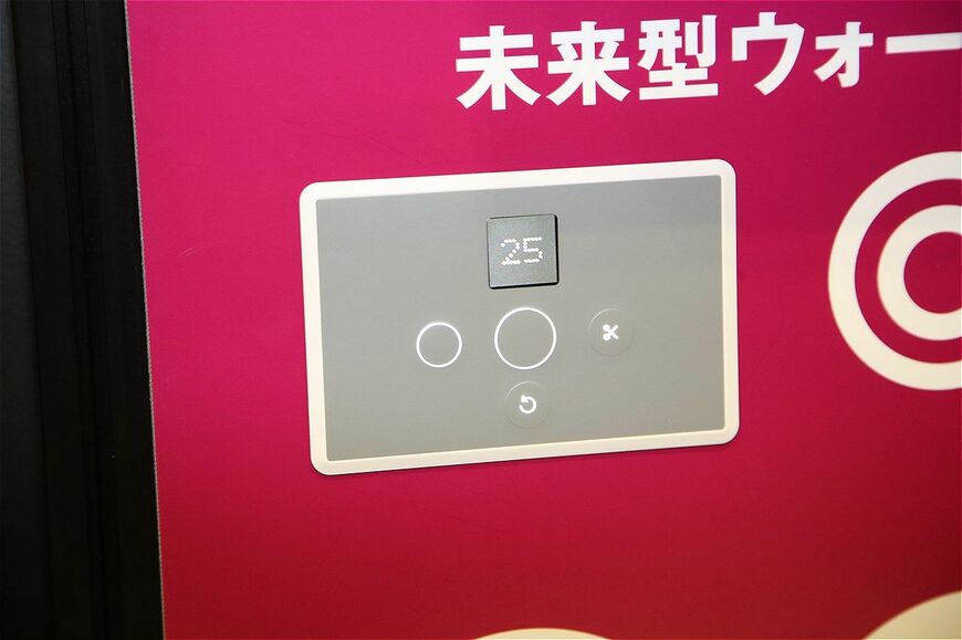 トイファクトリーが展示していた新型ポータブルトイレ「クレサナ」（筆者撮影）