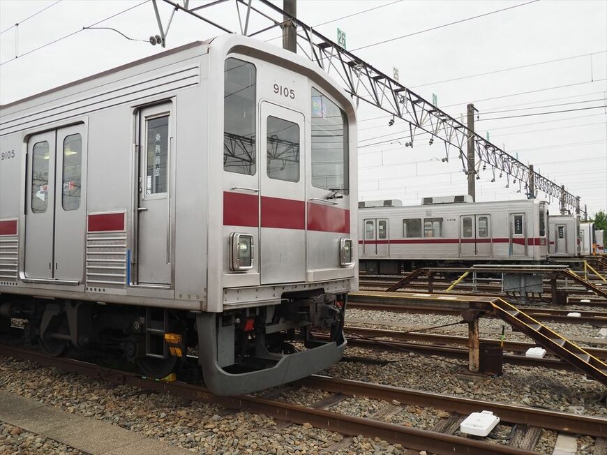 9000型と10030型（奥）。銀色の車体にロイヤルマルーンの帯を入れたデザインは9000型から始まった（記者撮影）