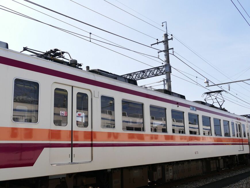 2ドアの車体は均整の取れたデザインだ（記者撮影）