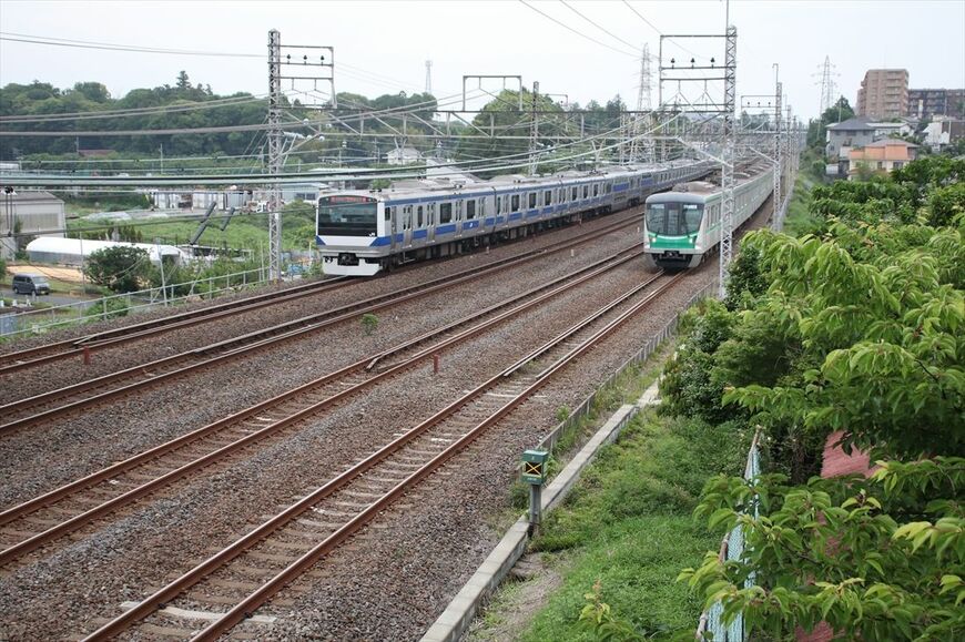 常磐線の取手以南は快速線（左側2線）と緩行線（右側2線）で構成される複々線。土浦方面に直通する交直両用電車に加え取手までの直流電車が高頻度運行されている（筆者撮影）
