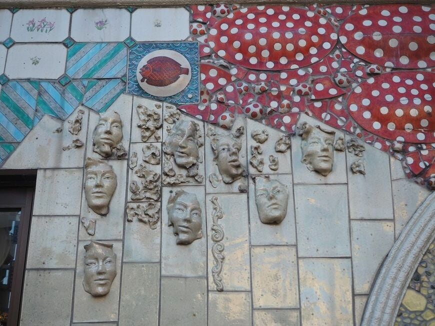 顔の彫刻は表情も顔の向きも異なる。どんな意味が込められているのか想像しながら眺めるのも楽しい（写真：編集部撮影）