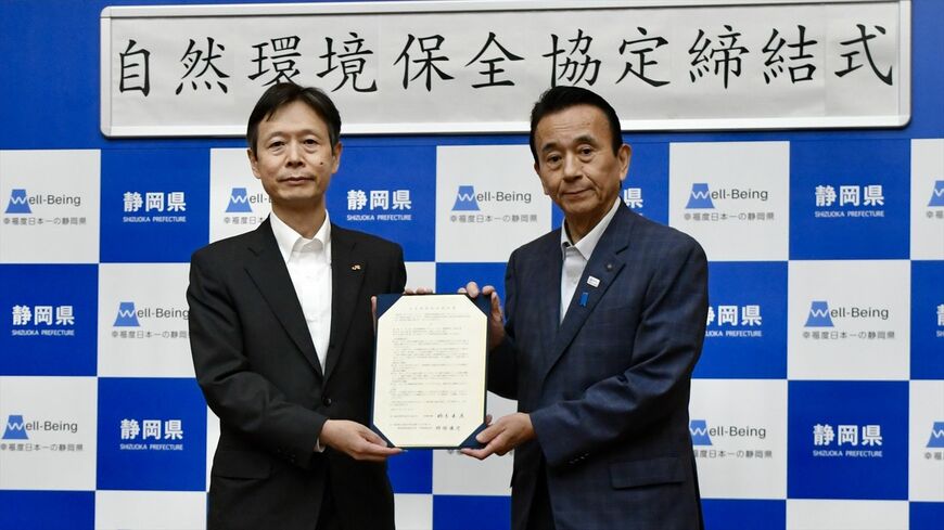 「自然環境保全協定」を締結したJR東海の丹羽俊介社長（左）と静岡県の鈴木康友知事＝2026年7月18日（記者撮影）
