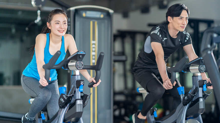 有酸素運動に効果のある代表的な機械といえばバイクとランニングマシン。どちらのほうがおすすめなのか、トレーナーの坂詰さんが解説します（写真：kou／PIXTA）