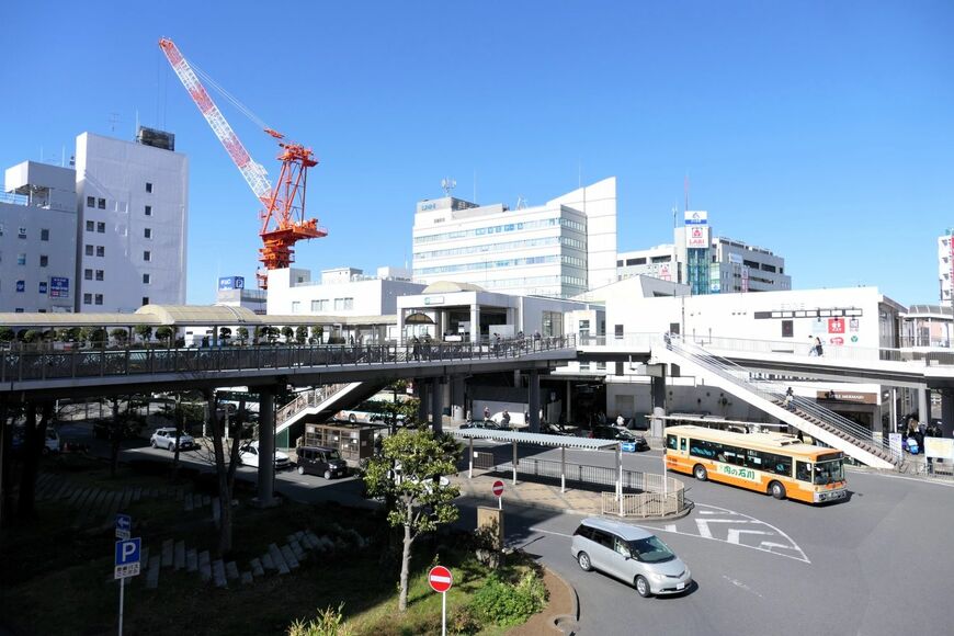 工事用のクレーンがそびえる藤沢駅の南口（記者撮影）