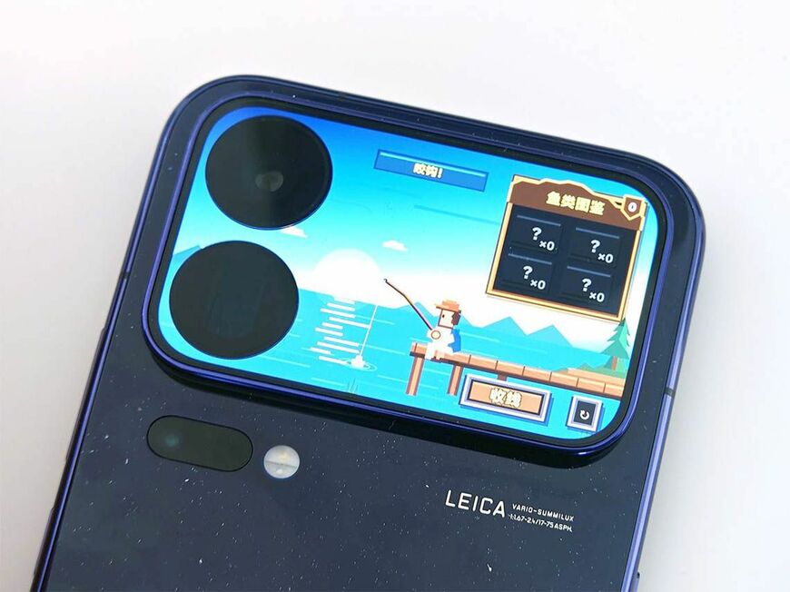 タイマーやミニゲームなどを背面の小型画面で操作できる