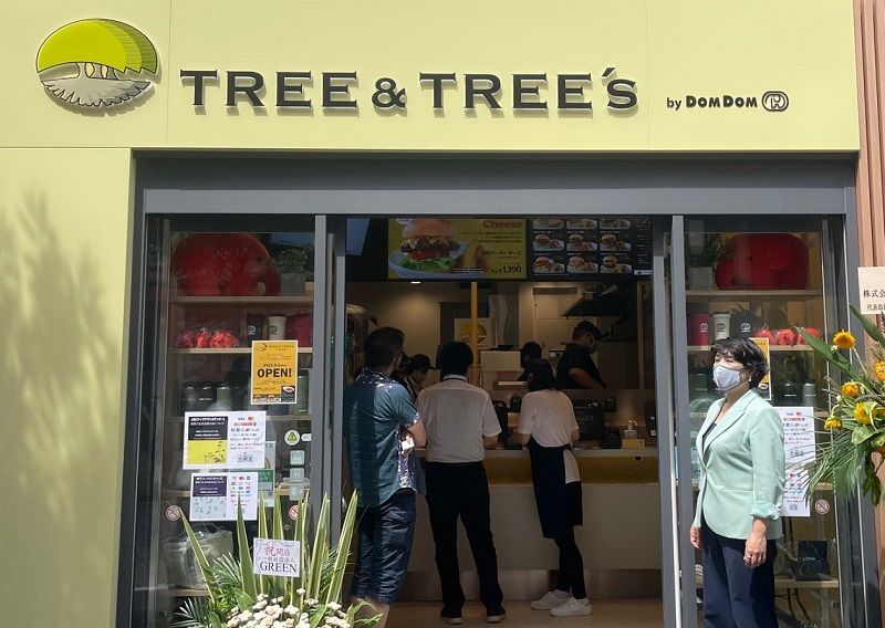 8月2日のツリーアンドツリーズ開店日には藤﨑社長の姿も（編集部撮影）