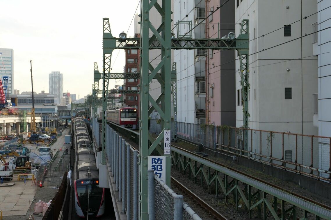 京急品川駅引き上げ線の列車
