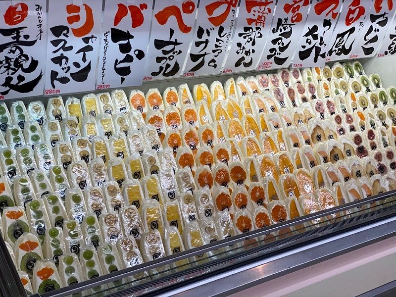 フルーツサンド（330～2000円）には高級なフルーツがギッシリ！（写真：ダイワスーパー）