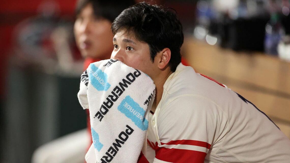 エンゼルス対アスレチックス 6回表途中、降板し、悔しそうな表情を見せる大谷(撮影・狩俣裕三)