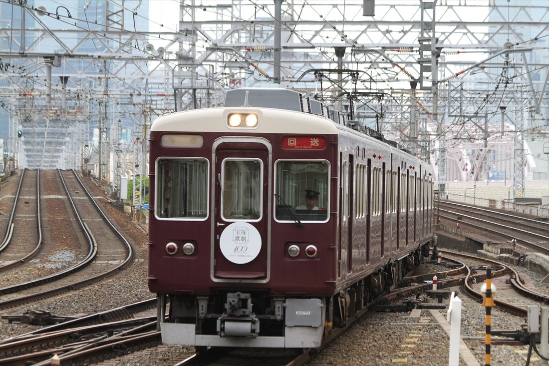 2014年、宝塚歌劇100周年のヘッドマークを付けた電車（撮影：南正時）
