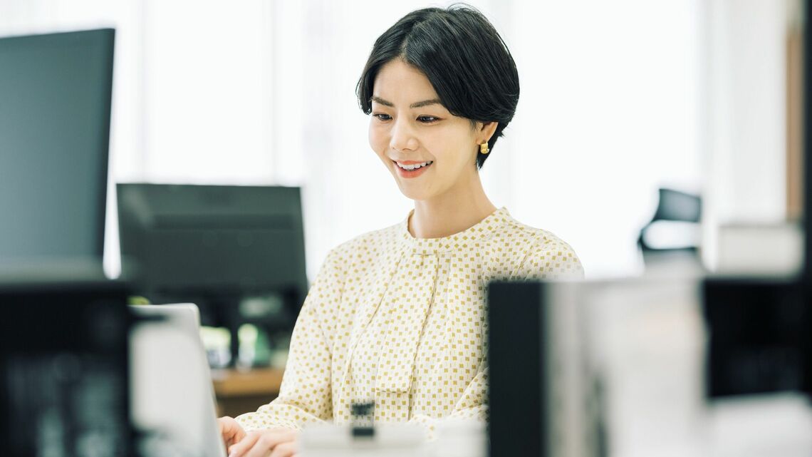 現在のビジネスパーソンに求められているのは、短い時間で成果を出し続ける「スピード感のある仕事」。「初速を上げるための実践的なテクニック」を紹介します(写真:kouta/PIXTA)(写真:EKAKI/PIXTA)