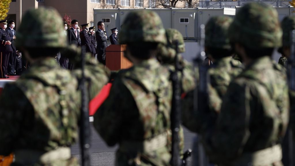 2021年11月27日、陸上自衛隊の東京・朝霞駐屯地で答礼する岸田文雄首相（写真中央）（写真・Bloomberg）