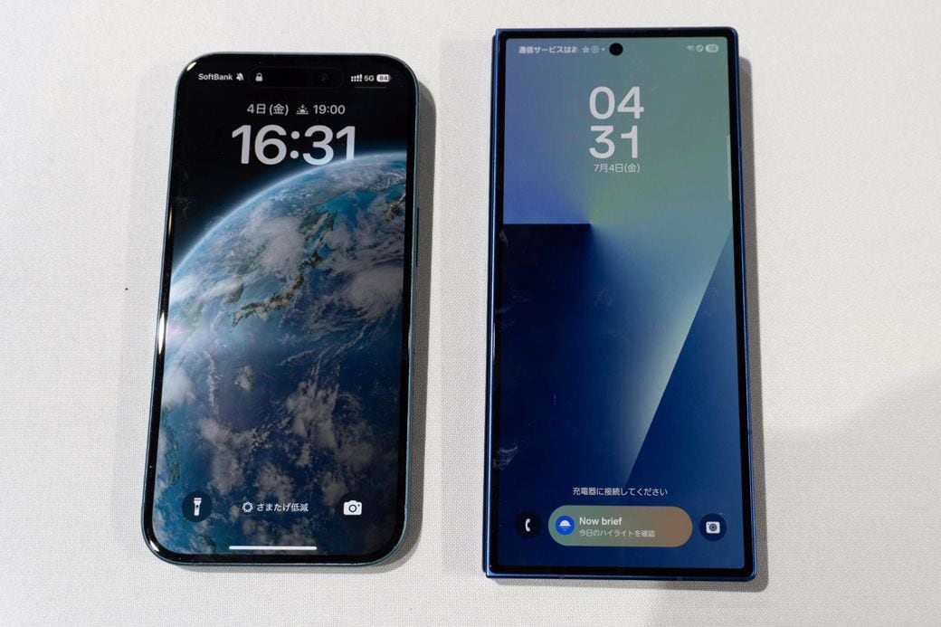 閉じた状態の画面もiPhone 16より大きい（筆者撮影）