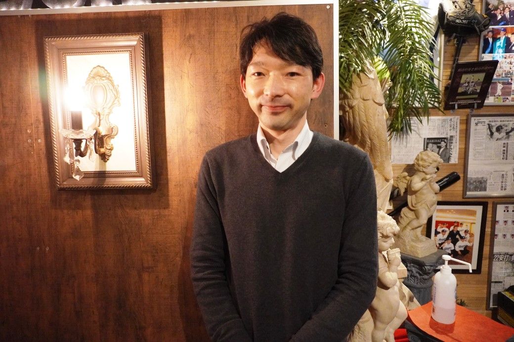 平野勇パウロさん、街の移り変わりを30年間見守ってきた（筆者提供）