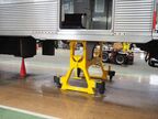 台車を外した車体を支える「馬」