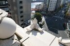 ビルの間から隅田川が見える