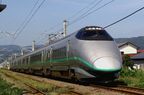庭坂付近を走る山形新幹線400系。新庄延伸後の