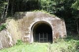 （新線）浜田―石見今福間：下長屋トンネルの浜田寄り坑口。旧線が渓谷に沿って石見今福駅に向かうのに対し新線は直線のトンネルで一気に石見今福駅に向かう（筆者撮影）