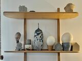 飾り棚の雰囲気は北欧風（筆者撮影）