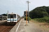 （旧線）下府駅の2番線に停車する浜田行きの普通列車。今福線が整備された場合はホームを挟んで3番線（右）も設けられるはずだった（筆者撮影）