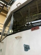 北府車庫で塗装作業を行う前の200形（写真：福井鉄道）